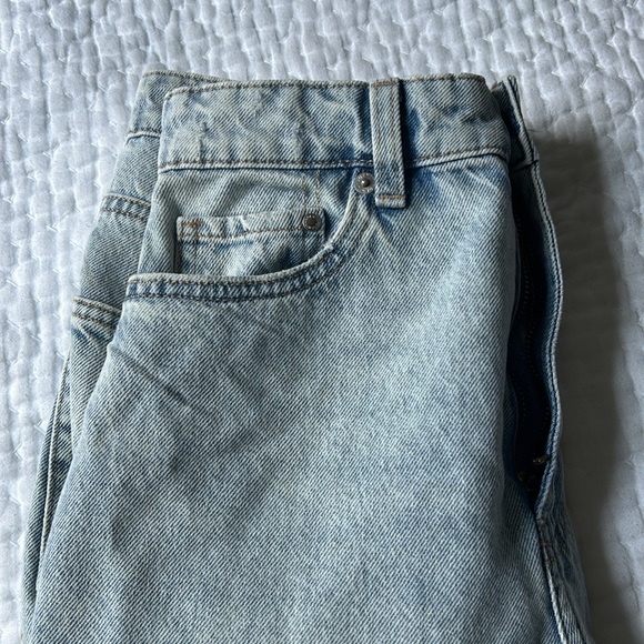 Mom jeans light wash - &denim - size 4 - Picture 3 of 4